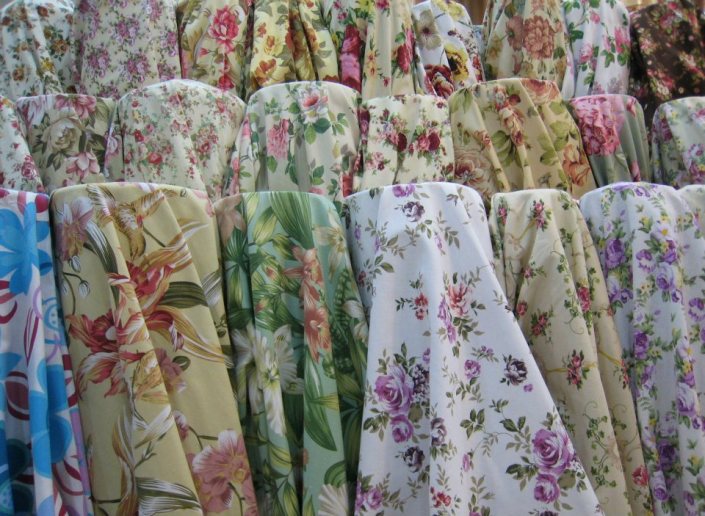 ผ้าม่านวินเทจ โชว์เป็นม้วนในร้านผ้าม่าน แฟบริค พลัส ตลาดพาหุรัด