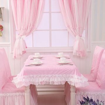 ผ้าม่านสีชมพู สร้างบรรยากาศซอฟท์ๆ น่ารัก หวานแหวว ทำให้ห้องดูนุ่มนวลอ่อนโยน
