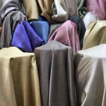 ผ้าม่านกันUV เนื้อเงา ทอละเอียด ร้านผ้าม่านพาหุรัด บริษัท แฟบริค พลัส แหล่งผ้าทำผ้าม่านประเทศไทย